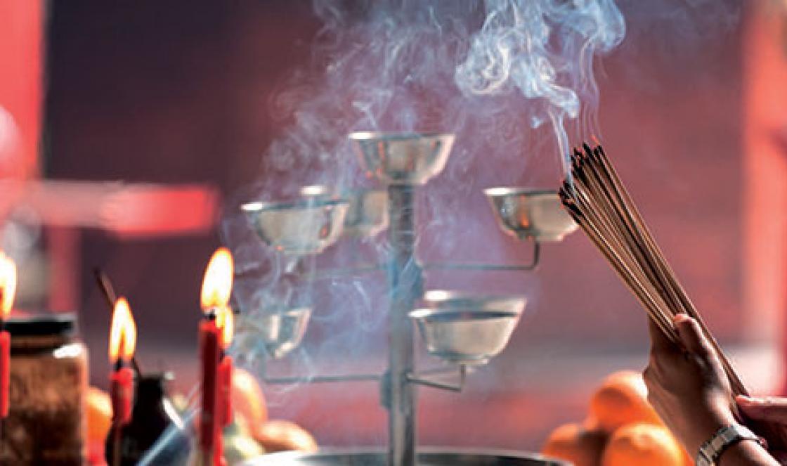 அமாவாசையில் விருப்பங்களை நிறைவேற்றுவதற்கான சடங்குகள் - விளக்கம், பயன்பாட்டிற்கான விதிகள் அமாவாசை அன்று எப்படி வாழ்த்துவது
