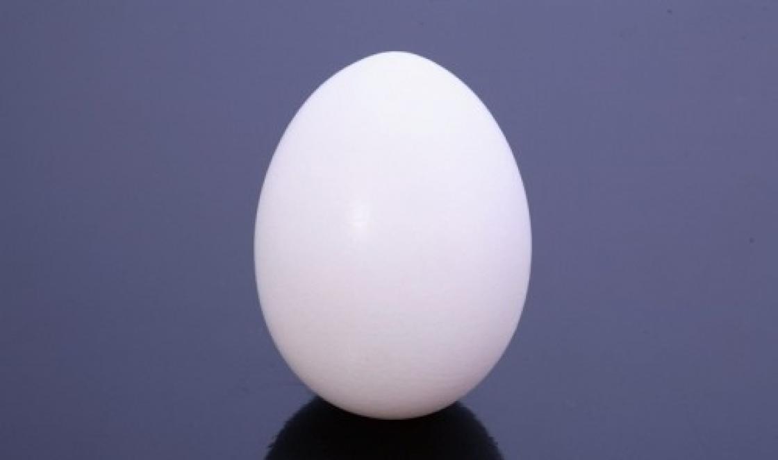 Rimuovere il deterioramento con un uovo: regole per eseguire e decifrare i risultati Stendere un uovo, cosa significa se il guscio cade
