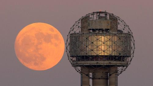 Où se trouve la plus grande lune et quelle ville est la plus proche de la lune ?